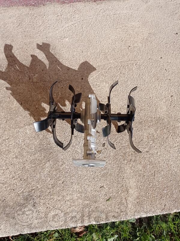 prodajem novu frezu za trimer.