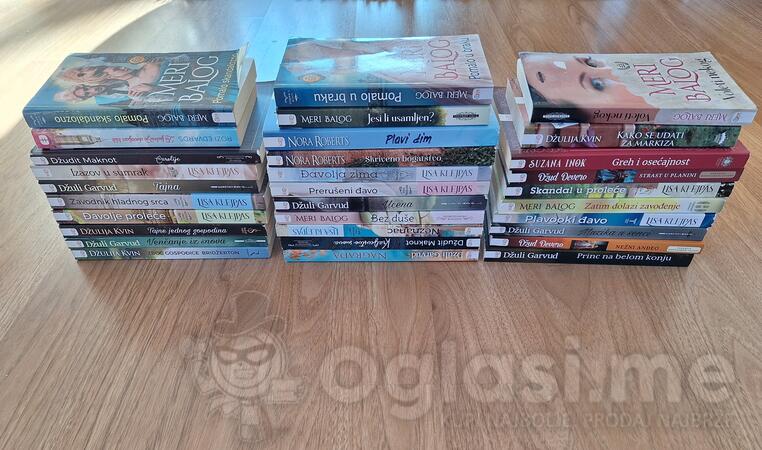 Na prodaju komplet od 30 knjiga