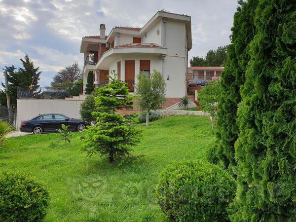 Kuća sa više stanova 252m2 - Bar - Šušanj