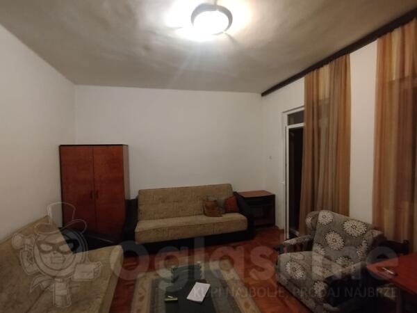 Prodajem 2 kauča, fotelju i ormar