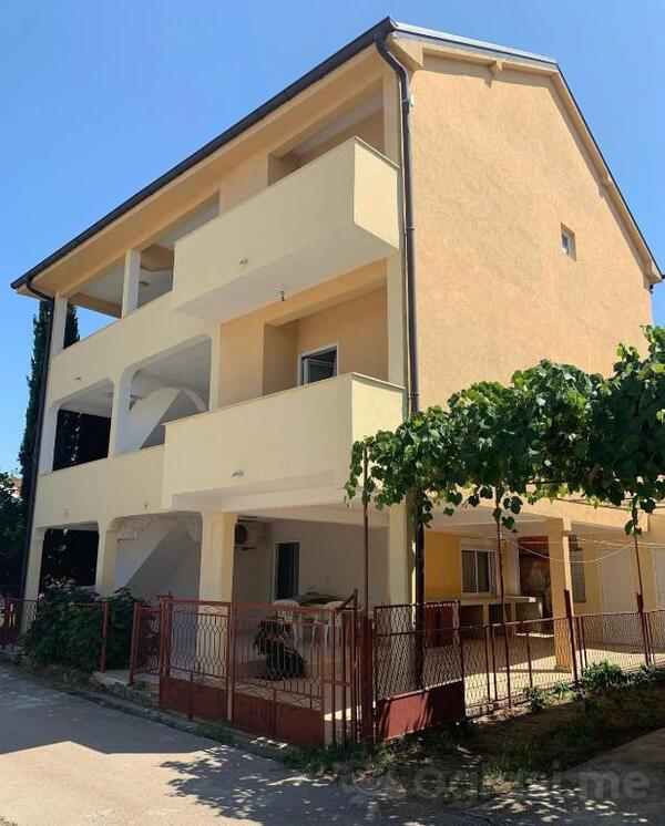 Kuća sa više stanova 305m2 - Ulcinj - Donji Štoj