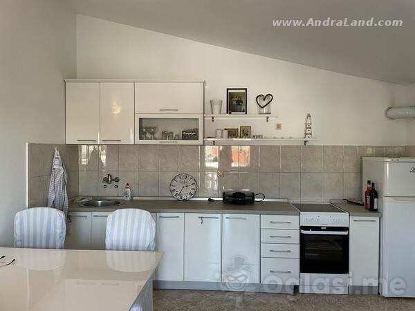 Porodična kuća 260m2 - Bar - Bjeliši