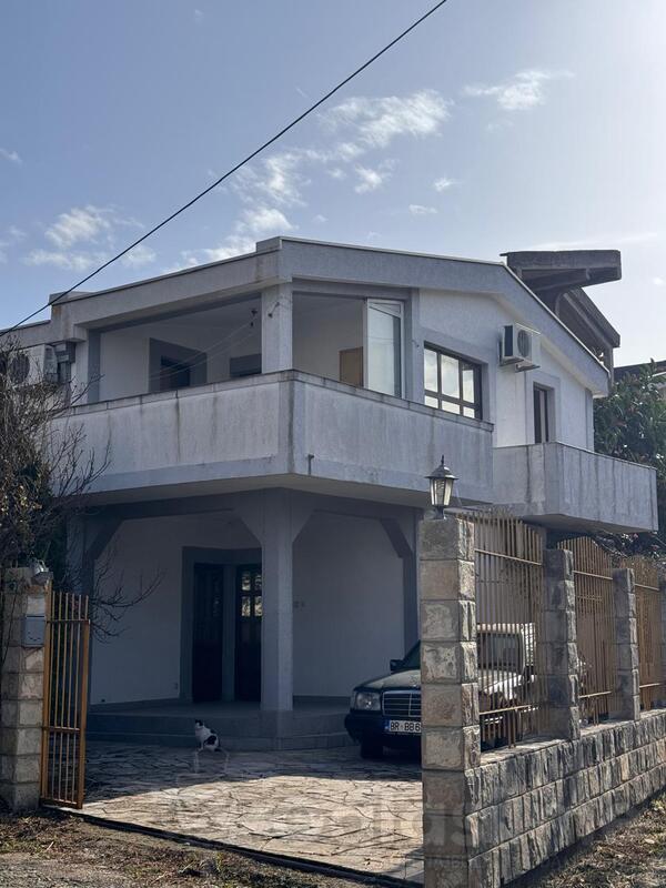 Porodična kuća 260m2 - Bar - Bar (uži dio)