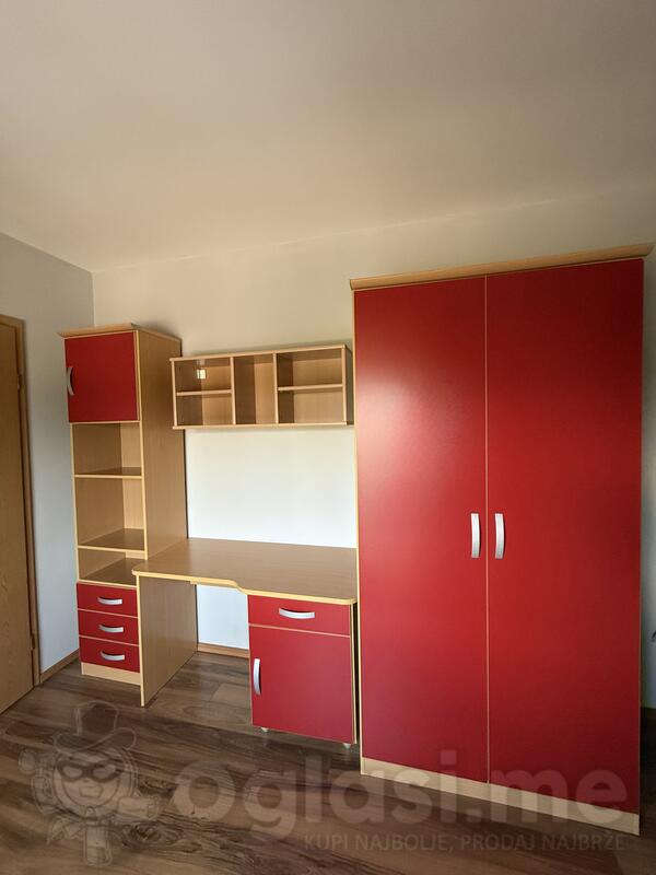 Radni sto, dva plakara i polica