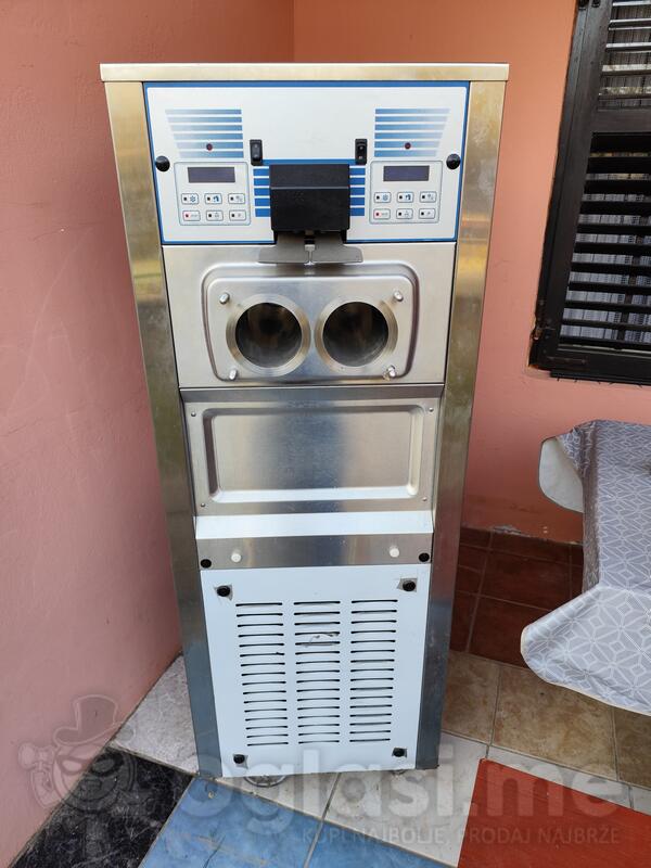 Aparat za točeni sladoled sa dvije ručke