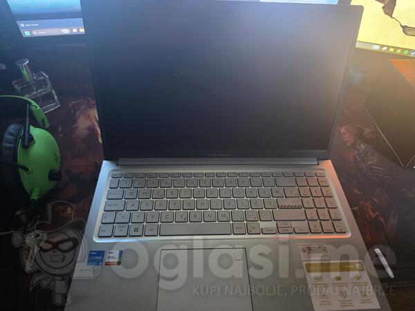 Asus Vivobook - 15.6" Intel i5 16GB GB