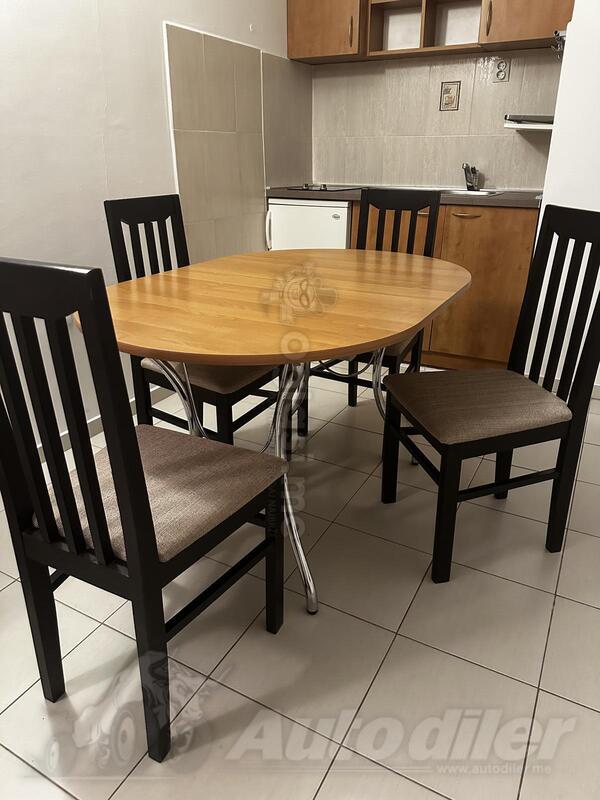 Stol i stolice u jako dobrom stanju