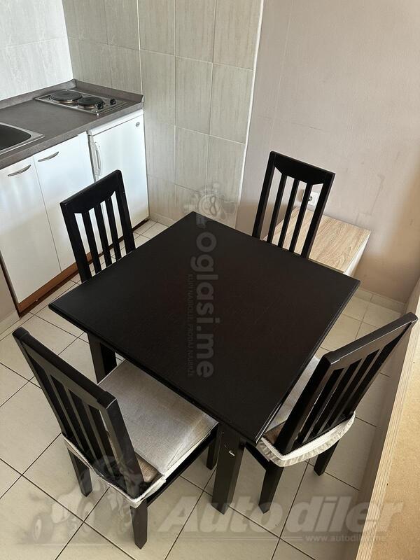 Stol i stolice u jako dobrom stanju