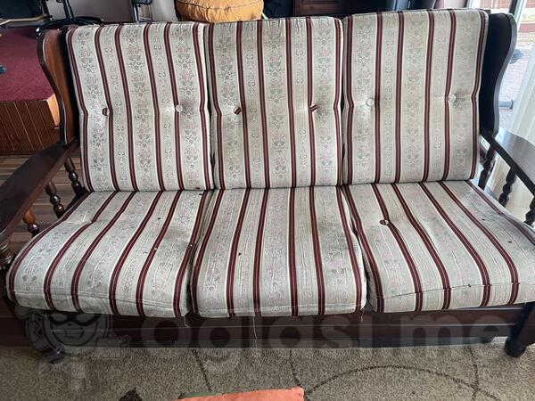 Prodajem trosjed na razvlacenje u polovnom stanju, 100 eura po dogovoru, lokacija Herceg Novi, kontakt telefon 068010019