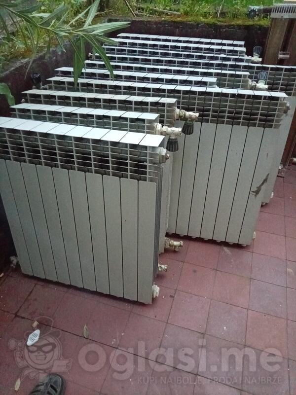 Prodajem aluminijumske radijatore i cevi za njih sa pumpom i ekspanzionom bocom. 