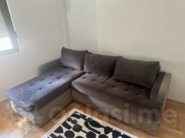 u dobrom stanju garnitura, pretvara se u krevet za dvoje