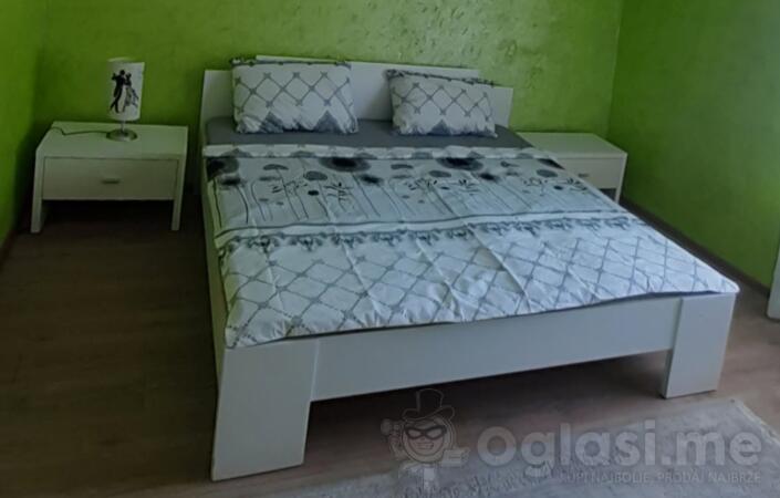 Francuski krevet i dva nocnika