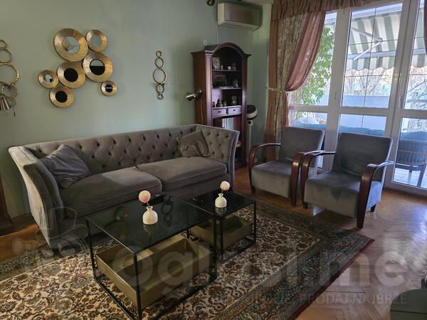 Prodaja dnevne garniture – trosjed, 2 fotelje i 2 klubska stola