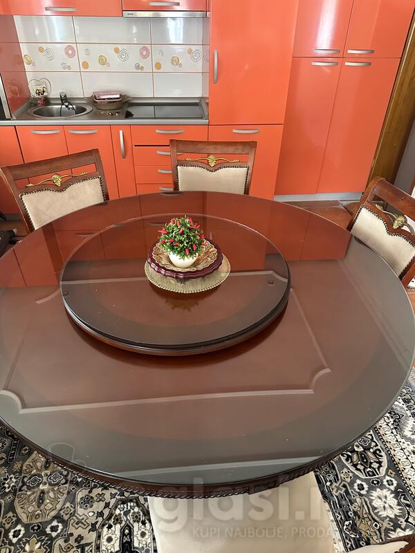 Prodajem ocuvani sto sa 6 stolica 