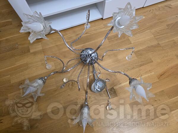 2 lustera,ñ sa 5 i 8 sijalicnih grla, 5 visilica, sa sijalicama.