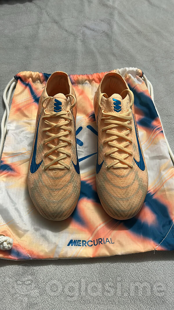 Prodajem kopacke br 42 nosene 1 put na trening i tjt,razlog prodaje je mali broj