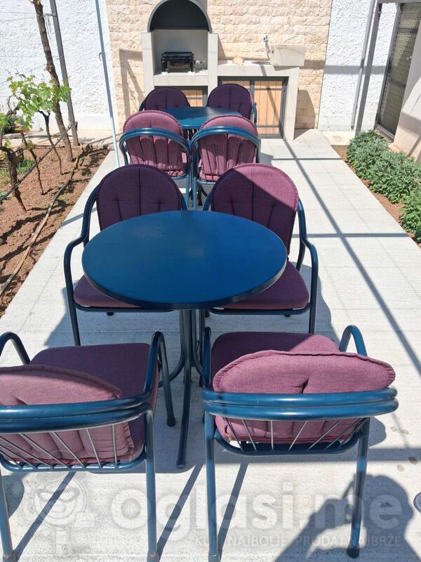 Dvije baštenske garniture (dva stola sa 8 stolica sa jastucima za sjedenje i naslanjanje)