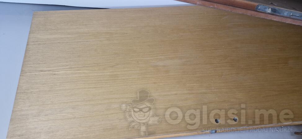 Prodajem unutrasnja vrata bez stokova.  Kupljena pogresna, nikad ugradjivana, ocuvana. Cijena, 50 eur komad