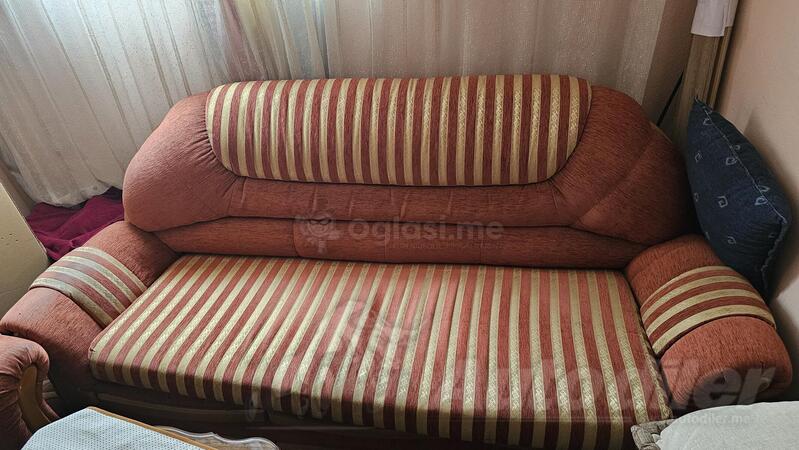 Prodajem garnituru i sto