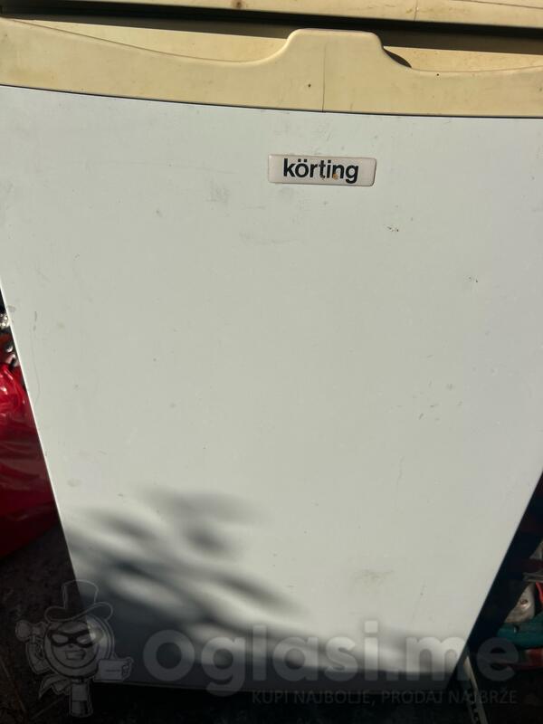 ispravan frižider.  Dimenzije 84*48*52 cm