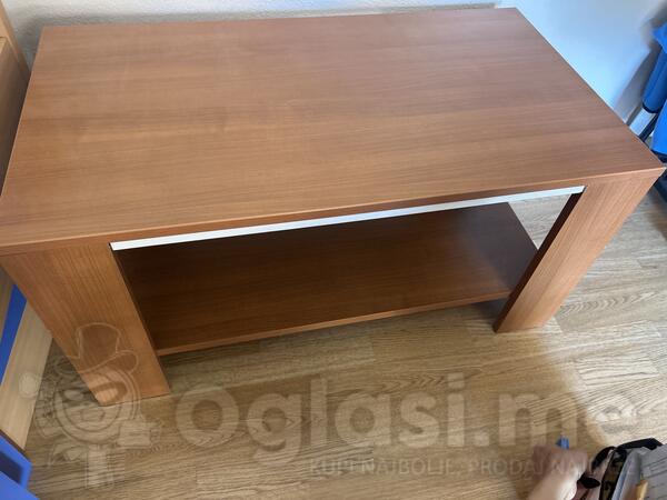 Sto za dnevni boravak. 