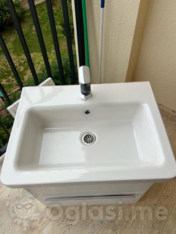 Lavabo sa komodom i cesmom