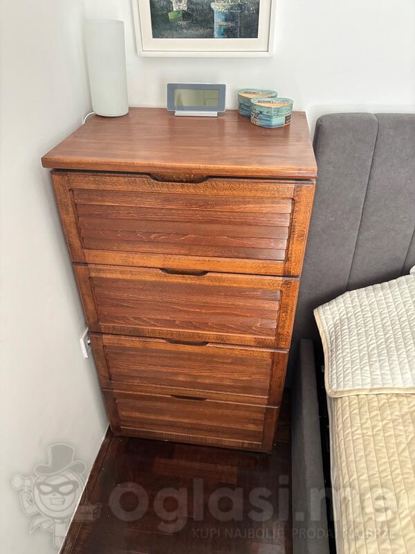 Prodajem Komodu i noćnik od punog drveta.