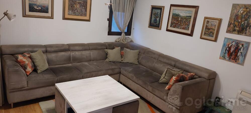 Ugaonu sto i tabure ispod po povoljnoj cijeni