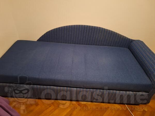 Krevet na razvlačenje oĉuvan,povoljno,odlično rešenja za mali prostor