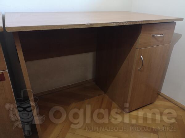 Prodajem dva radna stola