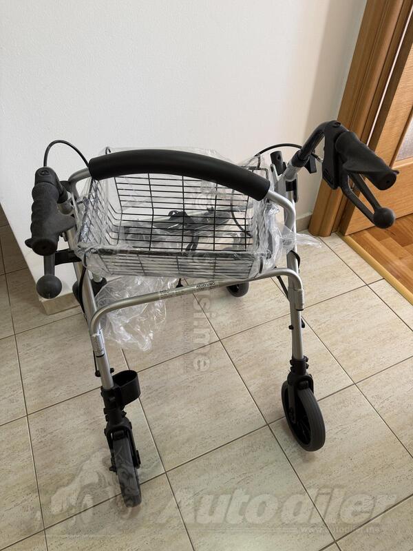 Hodalica sa točkovima i sjedištem