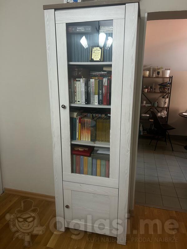 Vitrina  za knjige ili posudje. 