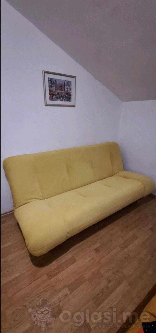 Prodajem očuvan kauč na razvlačenje