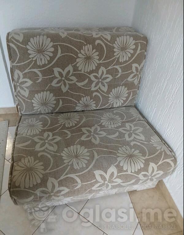 Prodajem očuvanu fotelju na razvlačenje