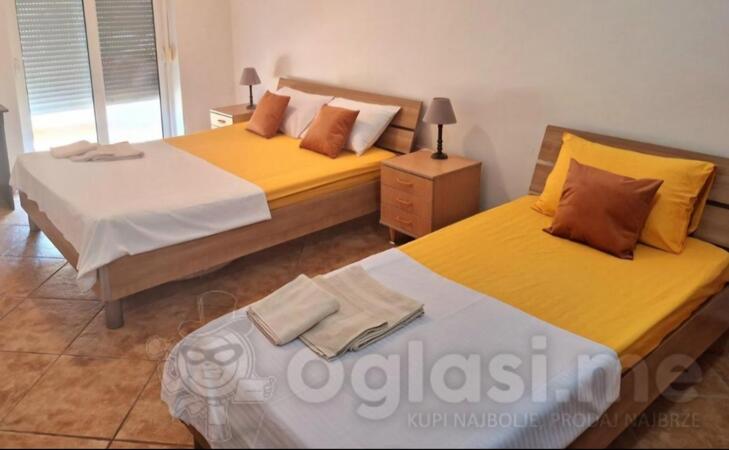 komplet francuski lezaj I jednokrevetni krevet sa 2 nocna stolica 