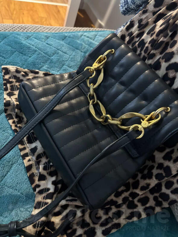 Crna torba odlicna za nositi jednom nosena