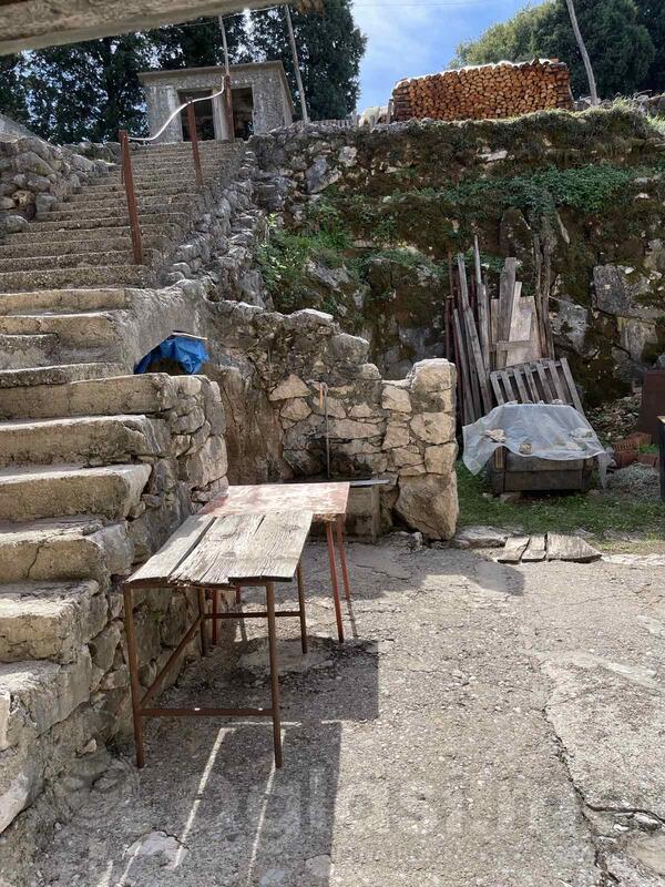 Porodična kuća 300m2 - Danilovgrad - > Okolina grada