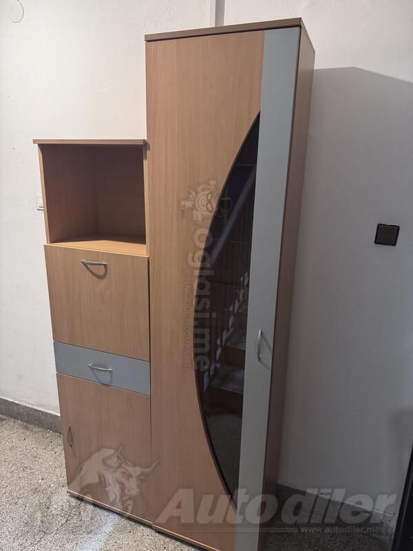 Prodajem 2 vitrine
