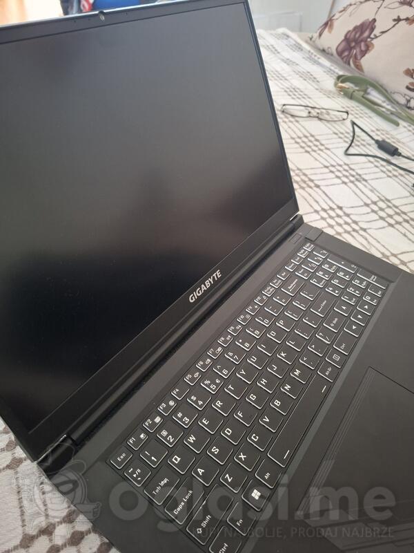 Gigabyte - 17" Intel i5 16GB GB
