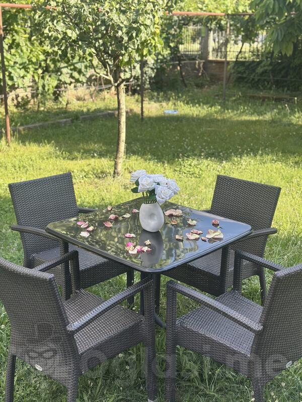 Kao nov baštenski set od ratana / 4 fotelje i sto
