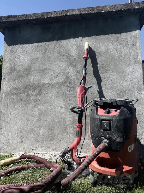 Zirafa sa masinskim usisivacem