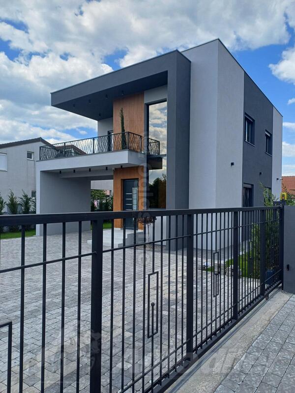 Porodična kuća 205m2 - Podgorica - Tološi