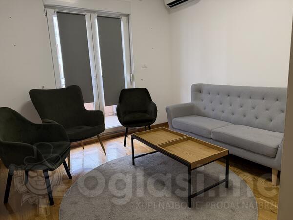 Na prodaju trosjed sa 3 fotelje i stolom - Podgorica