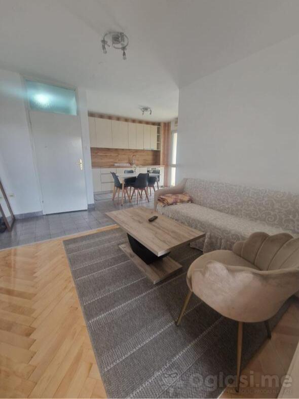 Jednoiposoban stan 58m2 - Bar - Centar grada