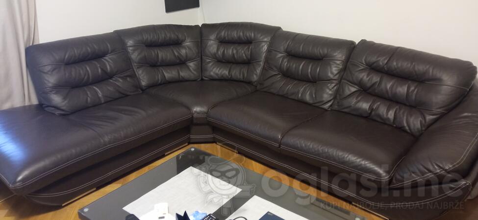 Prodajem kožnu ugaonu garnituru dimenzija 280 sa 240 i klub sto dimenzija 1 m sa 70 cm