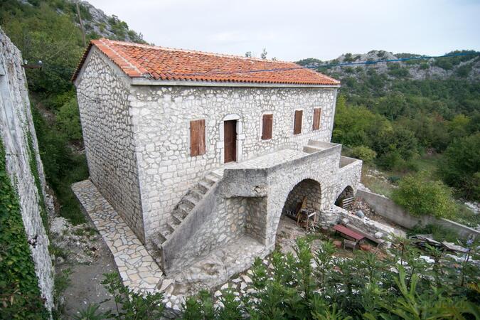 Porodična kuća 150m2 - Cetinje - Začir