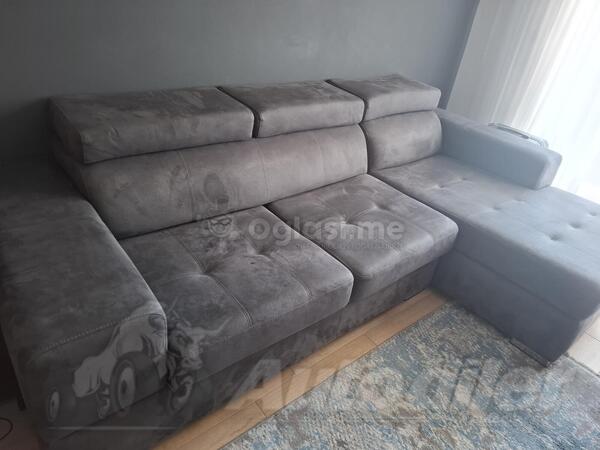Na prodaju ugaona garnitura