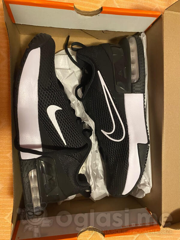 Prodajem dva para NIKE AIR MAX,original,kupljene u Sportvision.Broj 42,5.Prodaju se po sniženoj cijeni jer mi broj ne odgovara.