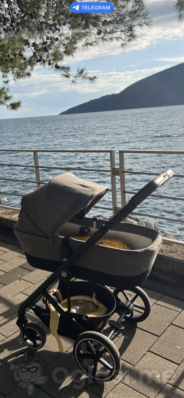 Prodajem Cybex Balios kolica U prekrasnoj sivo-smeđoj boji Nosiljka i sjedište Nosiljka U savršenom stanju Uključuje madrac i grijaću navlaku za nosiljku