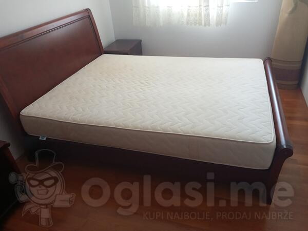 Prodajem drveni krevet sa dušekom i drvenim letvicama u ispravnom stanju. Veličina dušeka je 160cm širina x 200cm duzina x 20cm visina. Preuzeti u Budvi, Babin Do. Kontakt preko Viber-a, Telegrama